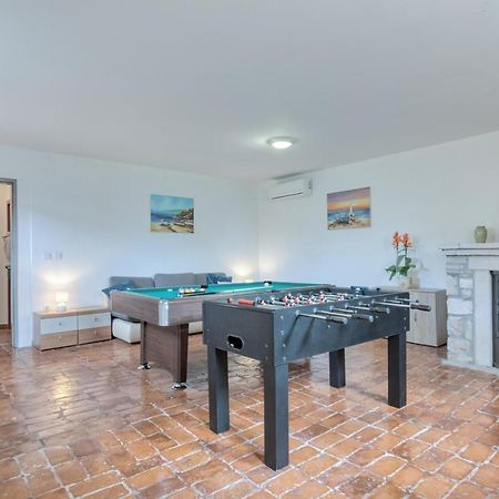 Villa Gracia - Big House, Pool, Bbq, Playground & Table Tennis, Game Room With Billiards & Table Football, Pula, Istria Exterior photo