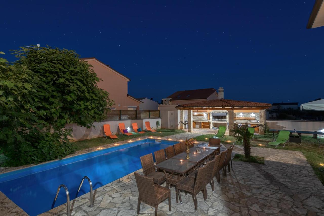 Villa Gracia - Big House, Pool, Bbq, Playground & Table Tennis, Game Room With Billiards & Table Football, Pula, Istria Exterior photo